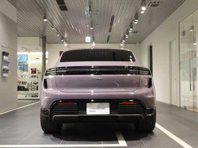 PORSCHE MACAN - 8