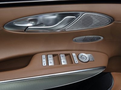 2022 Genesis GV70 — миниатюра 17
