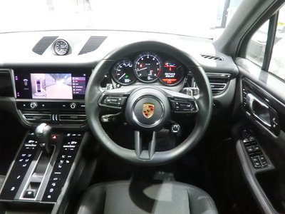 PORSCHE MACAN - 8