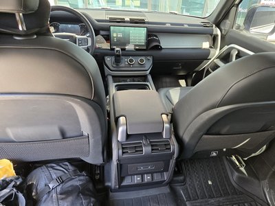 LAND ROVER DEFENDER - 8