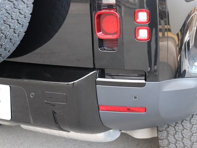 LAND ROVER DEFENDER - 10