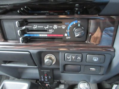 صورة مصغرة 27 لـ 2015 Toyota LAND CRUISER 70