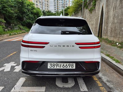 صورة 3 لـ 2025 Genesis GV70