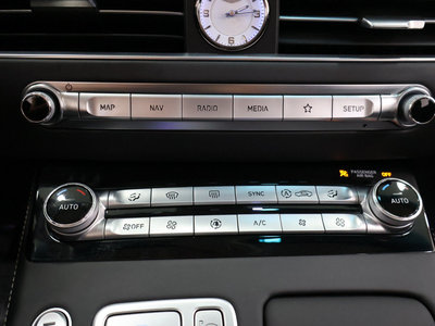 2021 Genesis G90 thumbnail 16