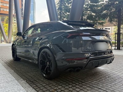 LAMBORGHINI URUS - 4
