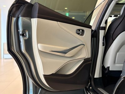 صورة 28 لـ 2021 Aston Martin DBX
