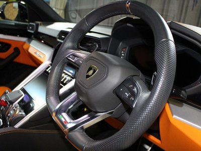 LAMBORGHINI URUS - 2