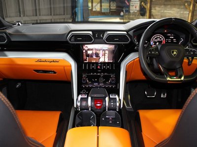 LAMBORGHINI URUS - 10