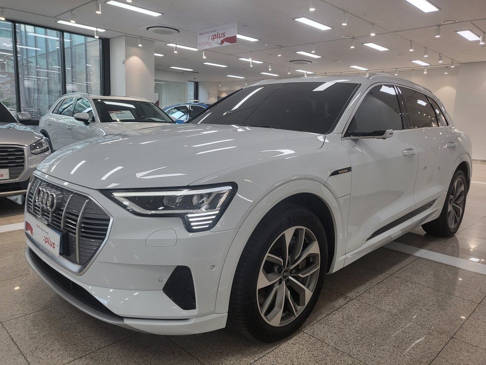 AUDI E-TRON - View 1