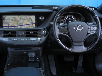 2018 Lexus LS — миниатюра 25