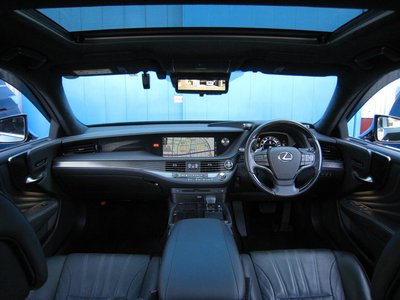 2018 Lexus LS — миниатюра 23