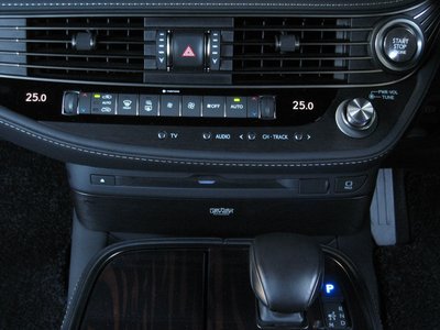 2018 Lexus LS — миниатюра 30