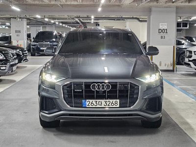 AUDI Q8 - 1