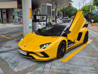 LAMBORGHINI AVENTADOR - 4