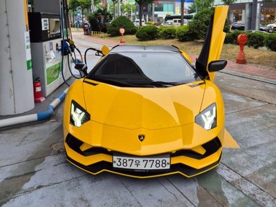 LAMBORGHINI AVENTADOR - 1