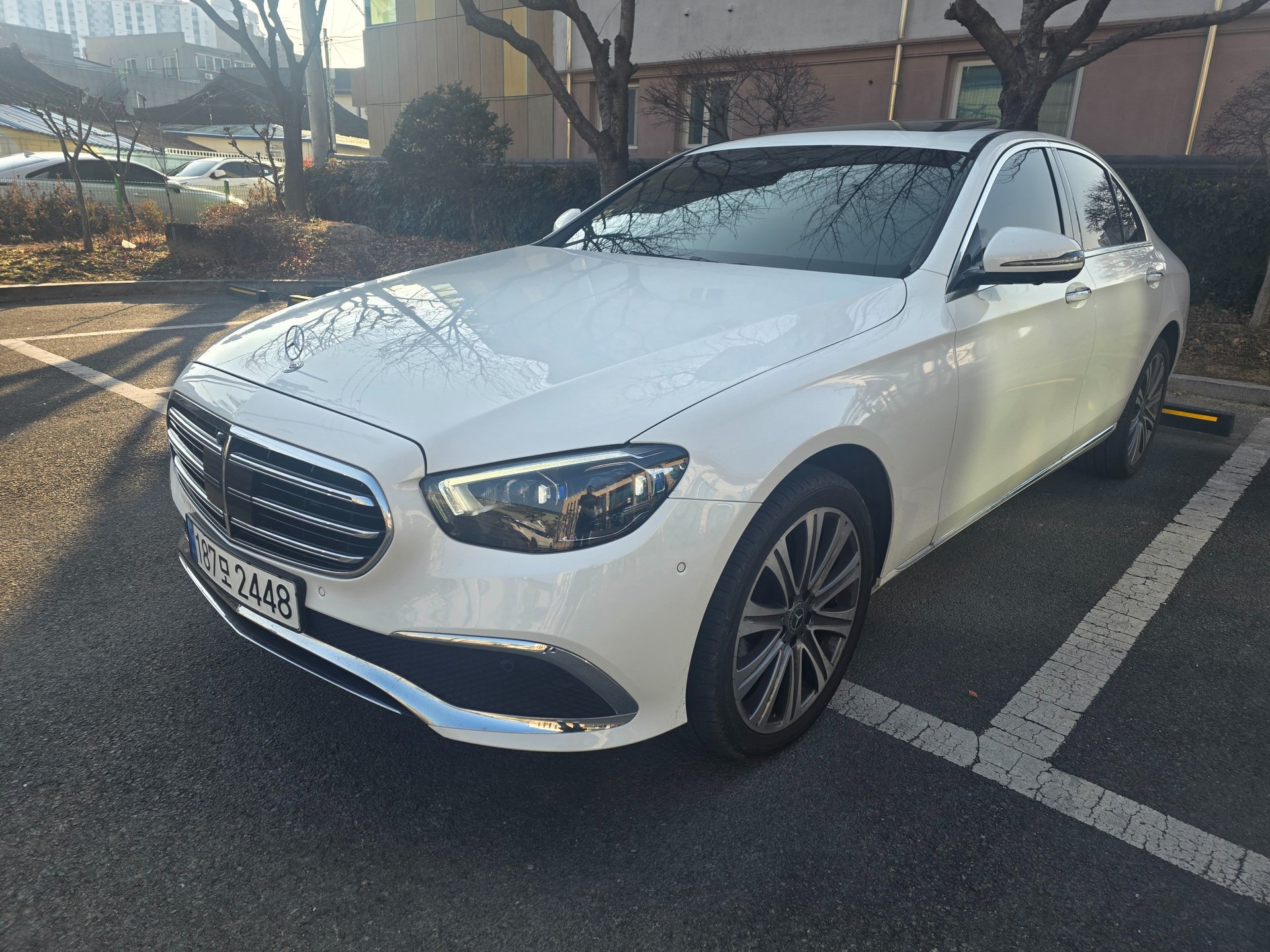 MERCEDES-BENZ E-CLASS - View 1