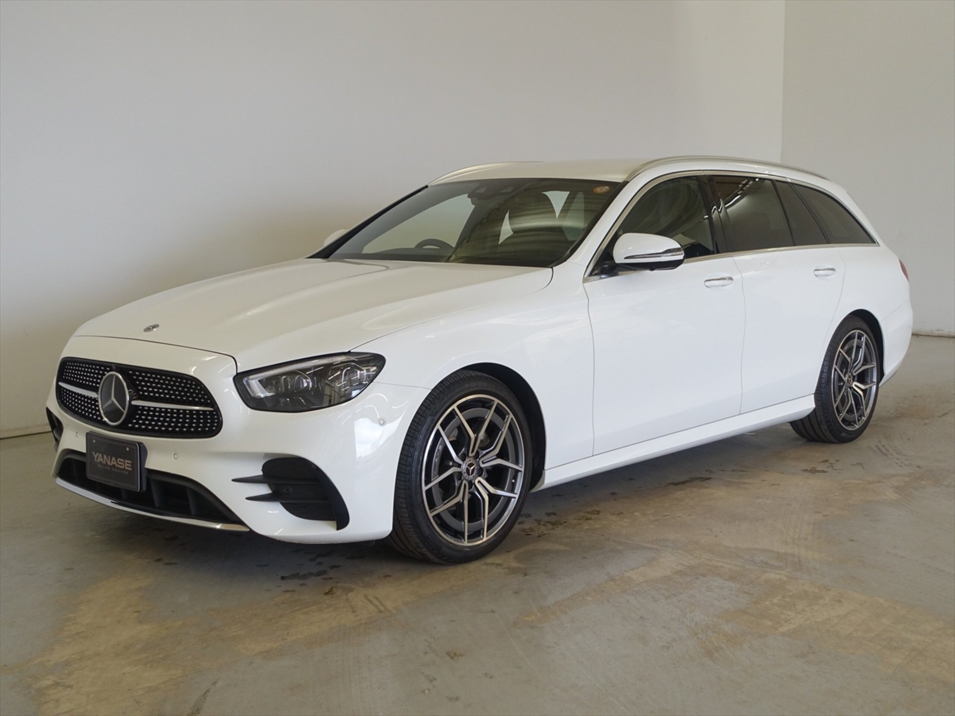 MERCEDES-BENZ E-CLASS WAGON - View 1