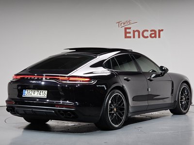 2021 Porsche PANAMERA photo 3