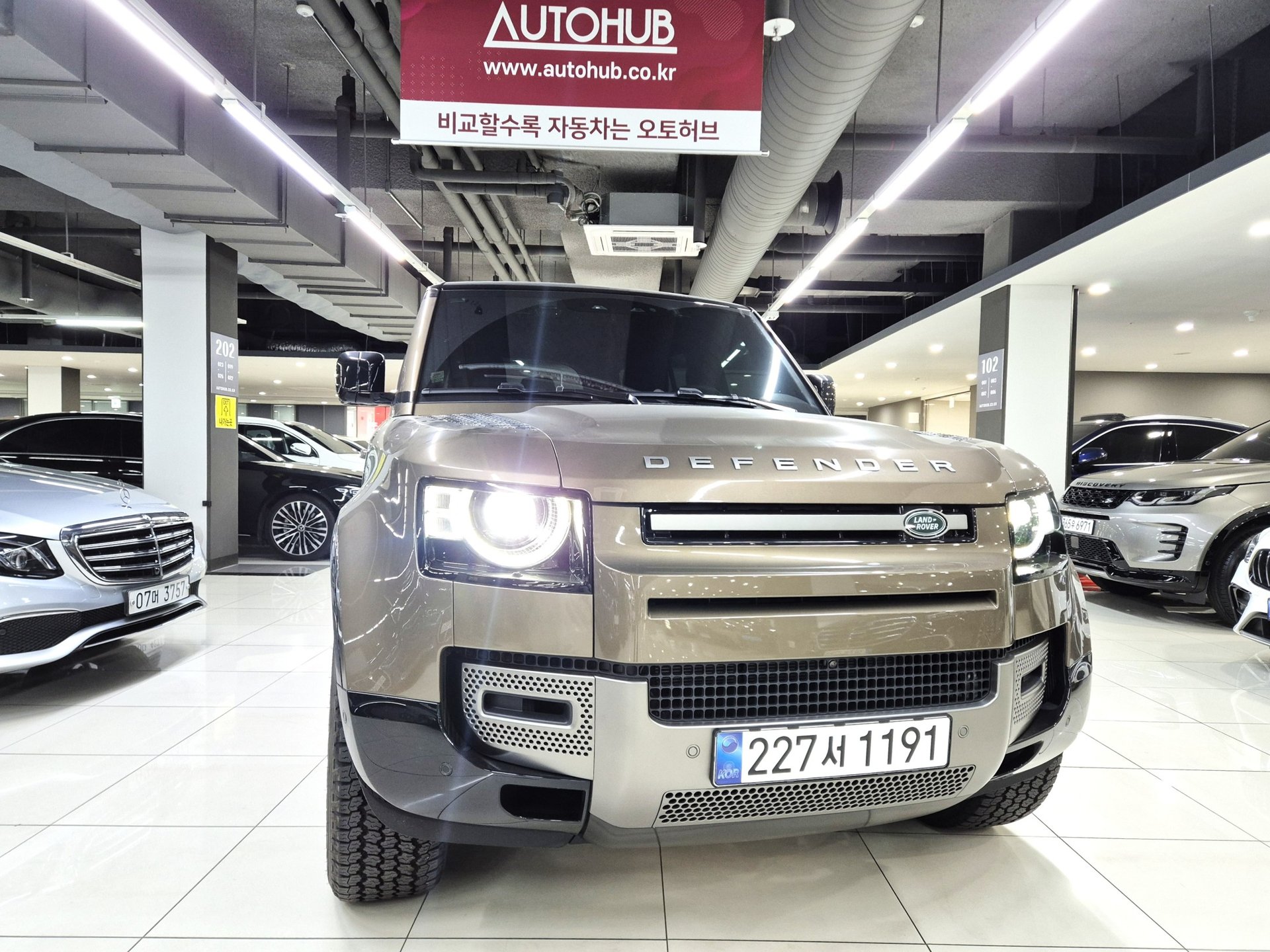 LAND ROVER DEFENDER - View 1