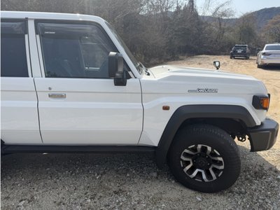 TOYOTA LAND CRUISER 70 - 8