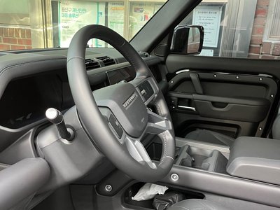 LAND ROVER DEFENDER - 9