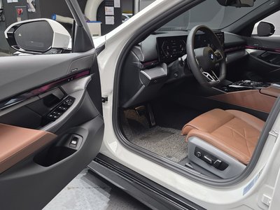 2025 BMW 5 SERIES — миниатюра 13