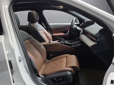 2025 BMW 5 SERIES — миниатюра 16