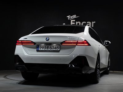 2025 BMW 5 SERIES — фото 4