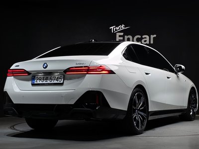 2025 BMW 5 SERIES — фото 3