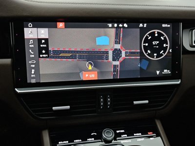 2021 Porsche CAYENNE thumbnail 23