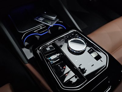 2025 BMW 5 SERIES thumbnail 12