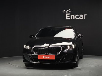2025 BMW 5 SERIES 照片 2