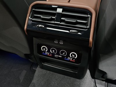 2025 BMW 5 SERIES thumbnail 31