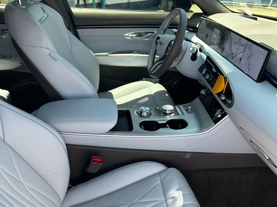 صورة 9 لـ 2025 Genesis GV70