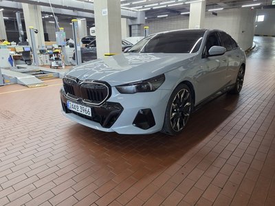 2025 BMW 5 SERIES photo 1