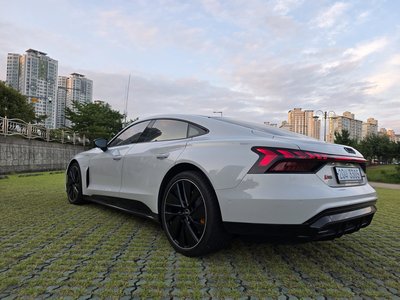 صورة 10 لـ 2022 AUDI E-TRON GT