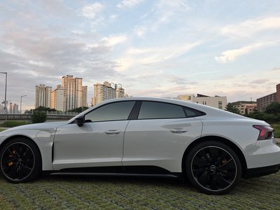 صورة 9 لـ 2022 AUDI E-TRON GT