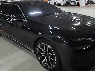 2025 BMW 7 SERIES photo 2