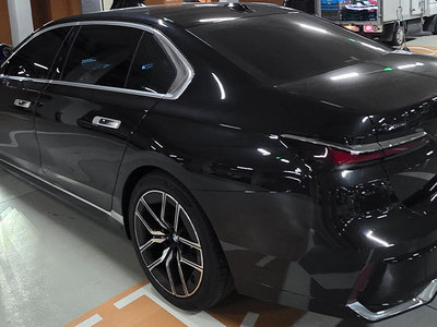 2025 BMW 7 SERIES photo 3