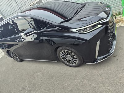 LEXUS LM - 5