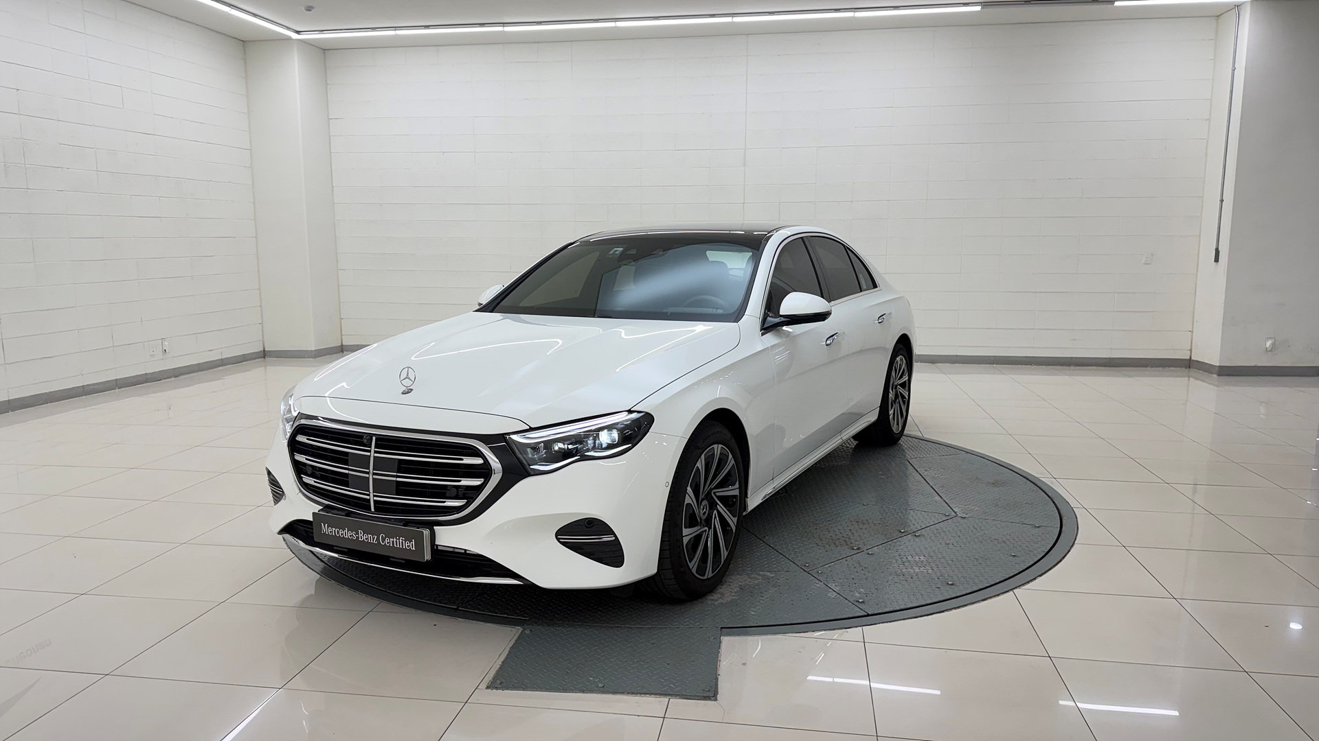 MERCEDES-BENZ E-CLASS - View 1