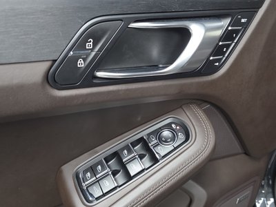 2020 Porsche MACAN thumbnail 26