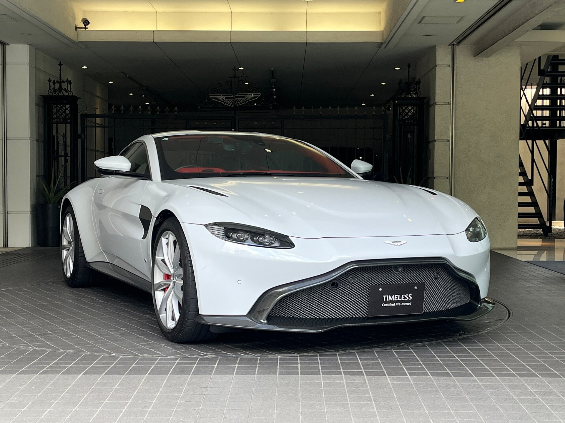 ASTON MARTIN VANTAGE - View 1
