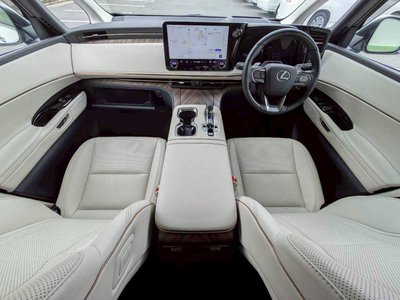 2025 LEXUS LM — фото 8