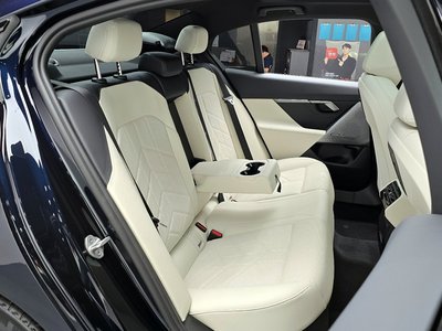 2025 BMW 5 SERIES — миниатюра 17