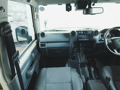 2025 Toyota LAND CRUISER 70 — миниатюра 17