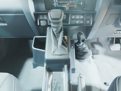 2025 Toyota LAND CRUISER 70 — миниатюра 33