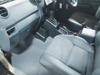 2025 Toyota LAND CRUISER 70 — миниатюра 41