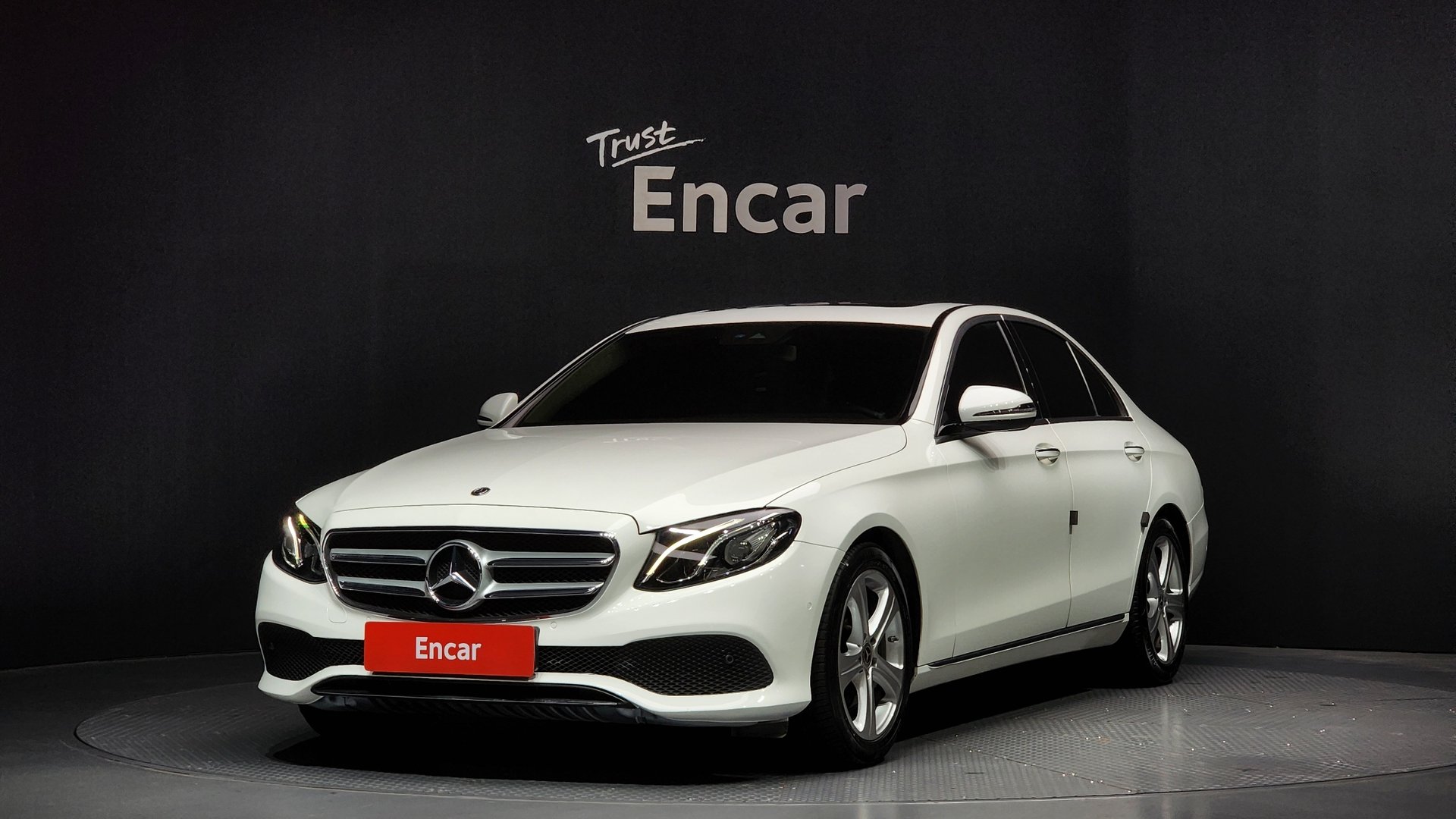 MERCEDES-BENZ E-CLASS - View 1