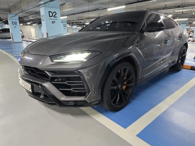 LAMBORGHINI URUS - 4